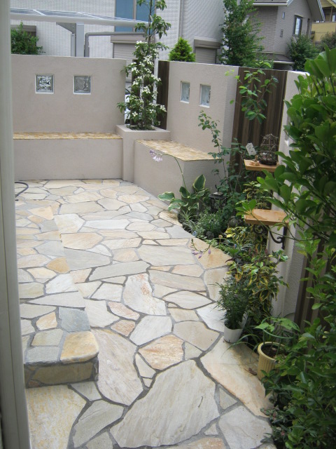 庭のデッドスペースを有効活用施工事例 施工例 東京 神奈川 埼玉エクステリア外構や造園 ガーデニングのことならクローバーガーデン