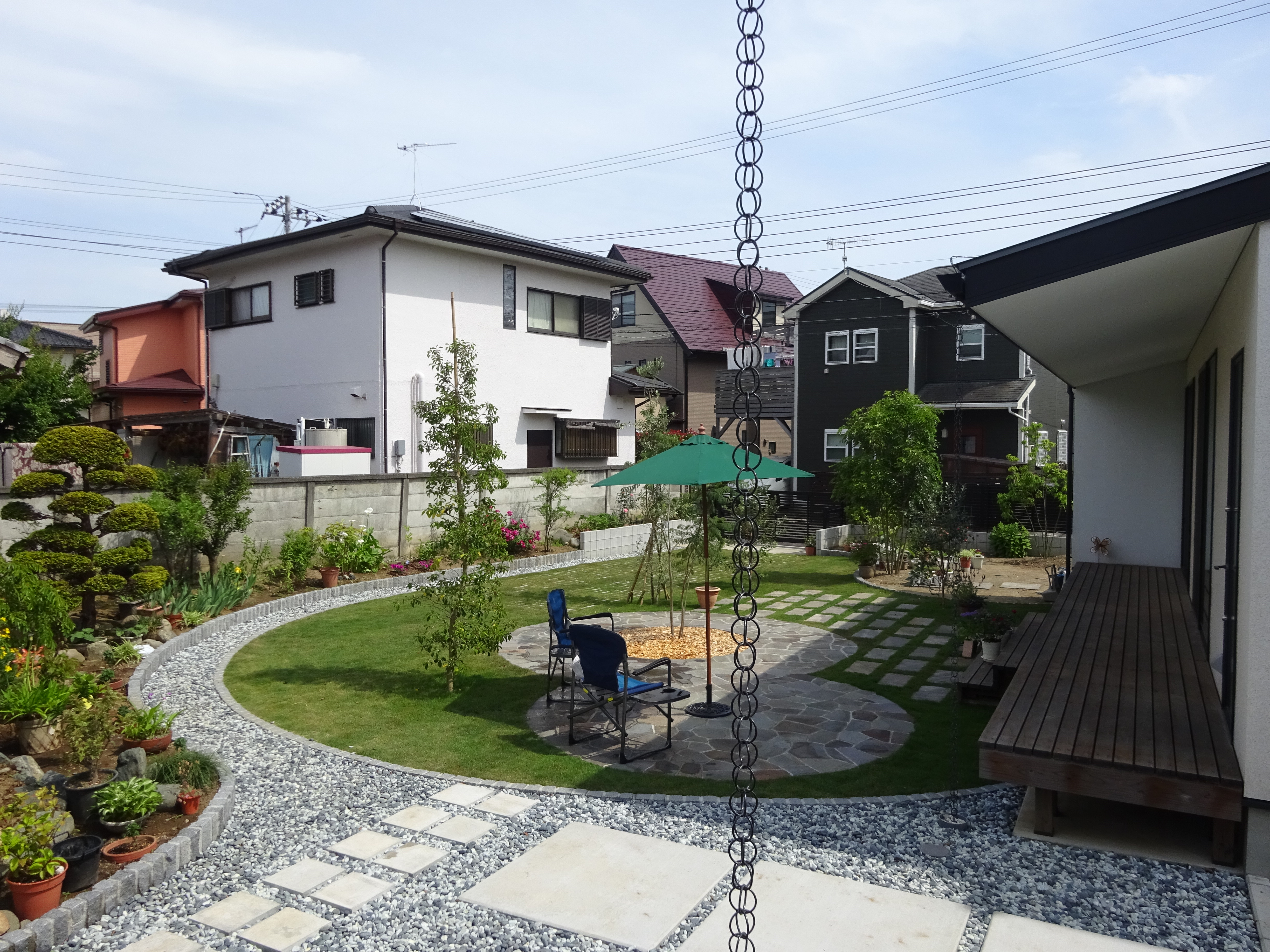 自然石と芝でつくった緑で癒されるナチュラルガーデン 施工例 東京 神奈川 埼玉エクステリア外構や造園 ガーデニングのことならクローバーガーデン